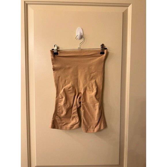Skims Seamless Sculpt Mid Thigh Short Size 2X/3X
Ochre - Picture 4 of 10